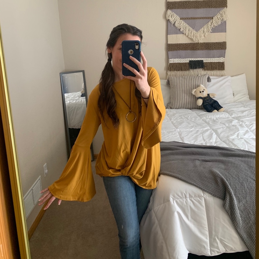 Bell sleeve top (gold)
